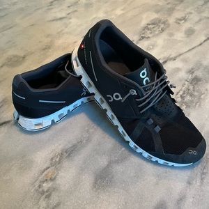 On Cloud men’s running shoes in Black size 8.5